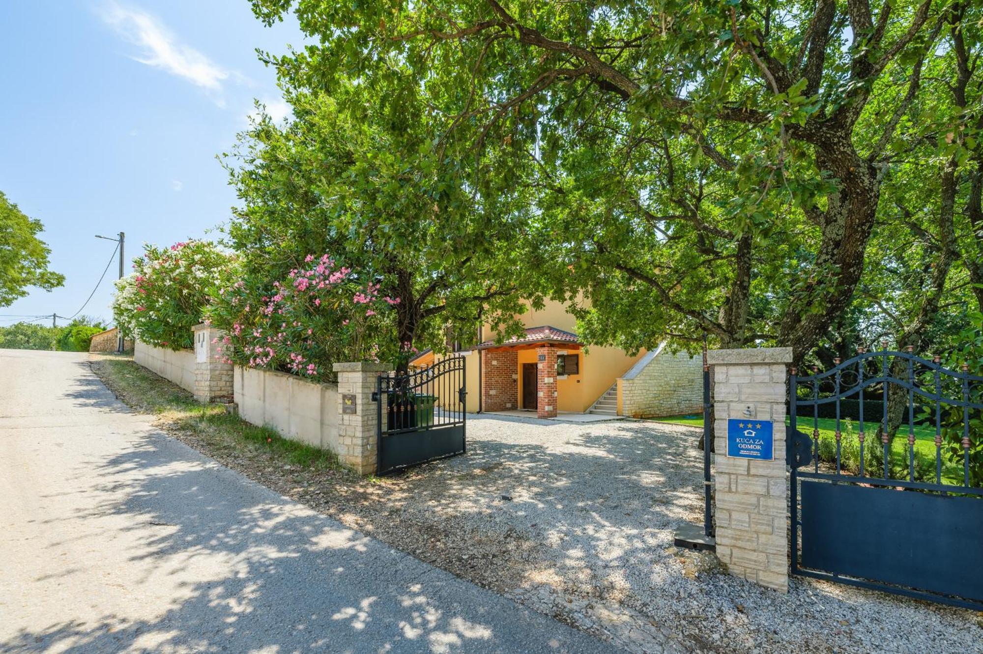 Villa Hrast Bacva Višnjan Exterior foto